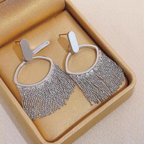 Silver fringe earrings, vintage style perfect for party, vacation, etc - Picture 2 of 3